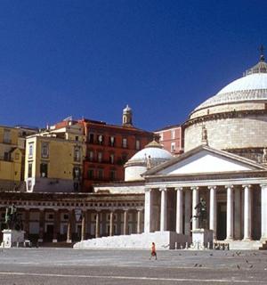 一座有圆顶的建筑，前面站着一个人