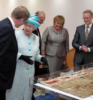 一群人围着玻璃桌站着