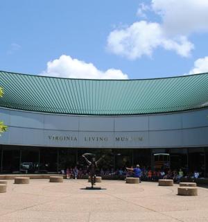 一座前面有雕像的大楼