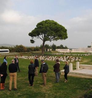 一群人站在墓地里