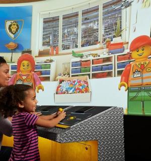 žena a malá holčička v kuchyni z lega