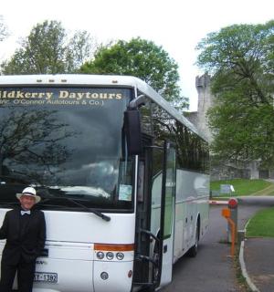 一名男子站在一辆公交车前