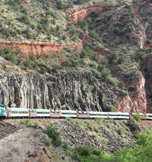 vlak na kolejích na hoře