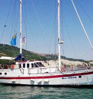 水面上的一艘白色小船