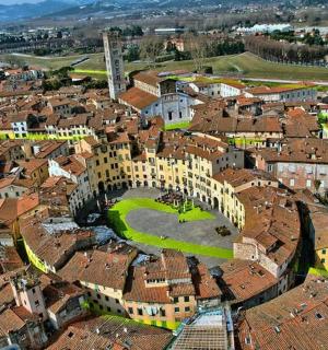 一座有城堡的城镇的鸟瞰图