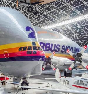 一架大型飞机在建筑物内展出