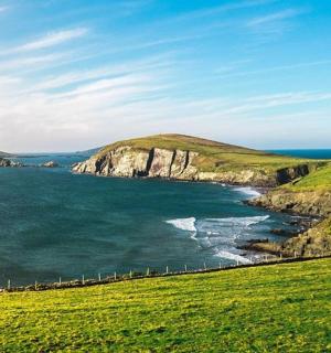 výhled na oceán se zeleným polem a útesy