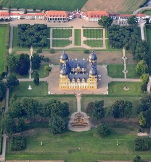 一座蓝色屋顶豪宅的鸟瞰图