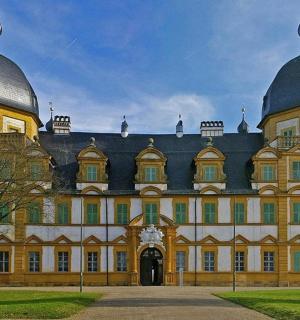 一座顶部有两个圆顶的大楼