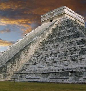 金字塔，背景是多云的天空