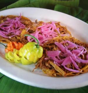 绿色桌子上的一盘白色食物