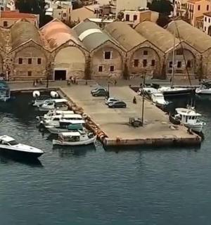 Skupina lodí kotví v přístavu