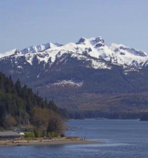 hora se sněhem na vrcholu vodní plochy