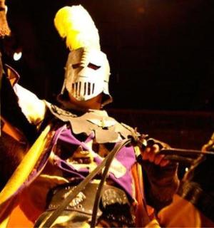 穿着骑士服装骑自行车的人