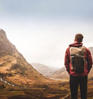 一名男子站在山顶上眺望山谷