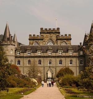 一座大城堡,人们在城堡前行走