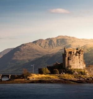 hrad na ostrově ve vodě s mostem