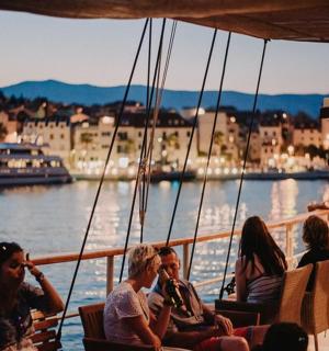 一群人坐在水中的船上