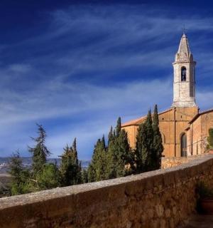 有钟楼和墙壁的教堂