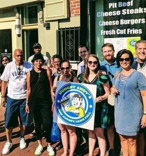 一群人站在街上举着牌子