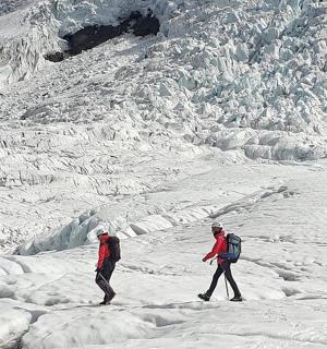 一群人在雪山上行走