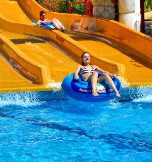 skupina lidí sjíždějících tobogán