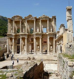 starobylá budova s lidmi, kteří chodí před ní