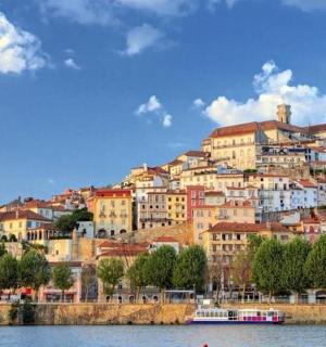 位于水边山上的小镇