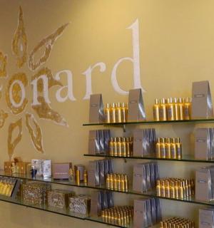 墙上摆满有凹痕产品的货架的商店