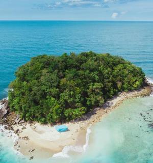 海洋中央的一座岛屿