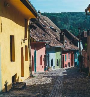 o alee într-un oraș vechi cu clădiri colorate