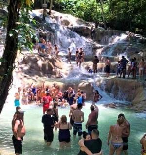 瀑布水中的一群人