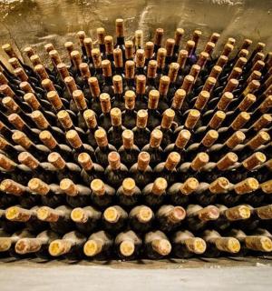 一堆木头堆成一堆