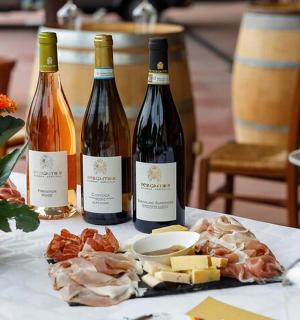 桌上有三瓶葡萄酒和奶酪