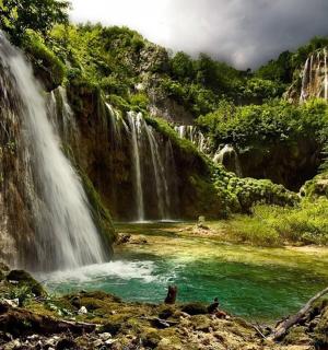 峡谷中有一潭水的瀑布