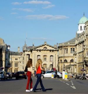 两名女子在城市过马路