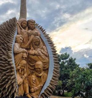 一群人在船上的雕像