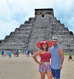 一名男子和一名女子站在金字塔前