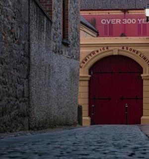 ulička s červenými dveřmi a budovou