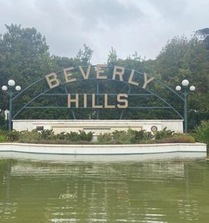 cedule s nápisem „všude v parku zabíjí“