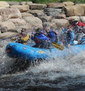 un grup de persones en una bassa blava a l'aigua