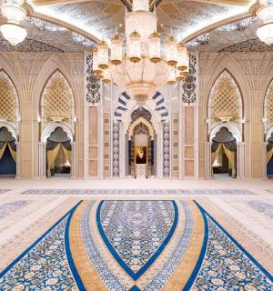 一间铺着瓷砖地板、挂着枝形吊灯的大房间