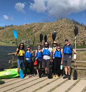 一群人站在码头上，带着皮划艇