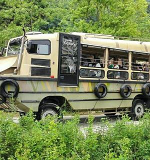 停在路边的一辆旧巴士