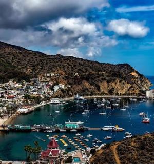 港口景色，水里停着小船