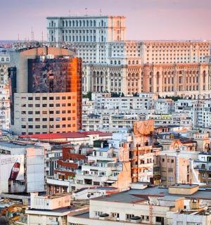 pemandangan bandar dengan banyak bangunan tinggi