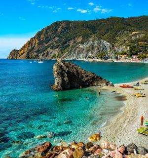 有遮阳伞和人在水中的海滩