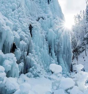 muž stojí na ledové stěně
