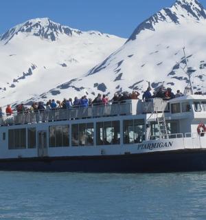 skupina lidí na lodi ve vodě