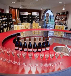 商店里摆放着酒杯和水槽的柜台